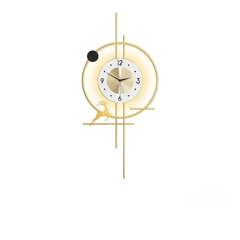 Moderne wandklok met gouden accenten en stijlvol ontwerp