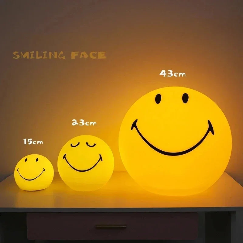 Oplaadbare LED nachtlamp met vrolijk smiley ontwerp