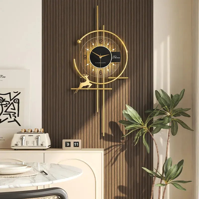 Moderne wandklok met gouden accenten en stijlvol ontwerp