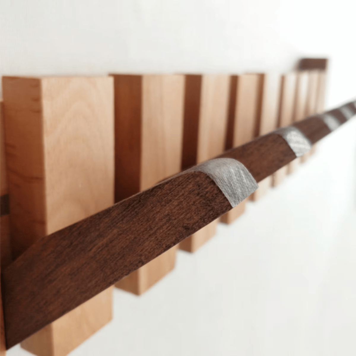 Houten Kapstok met Piano Design en Ruimtebesparende Haken