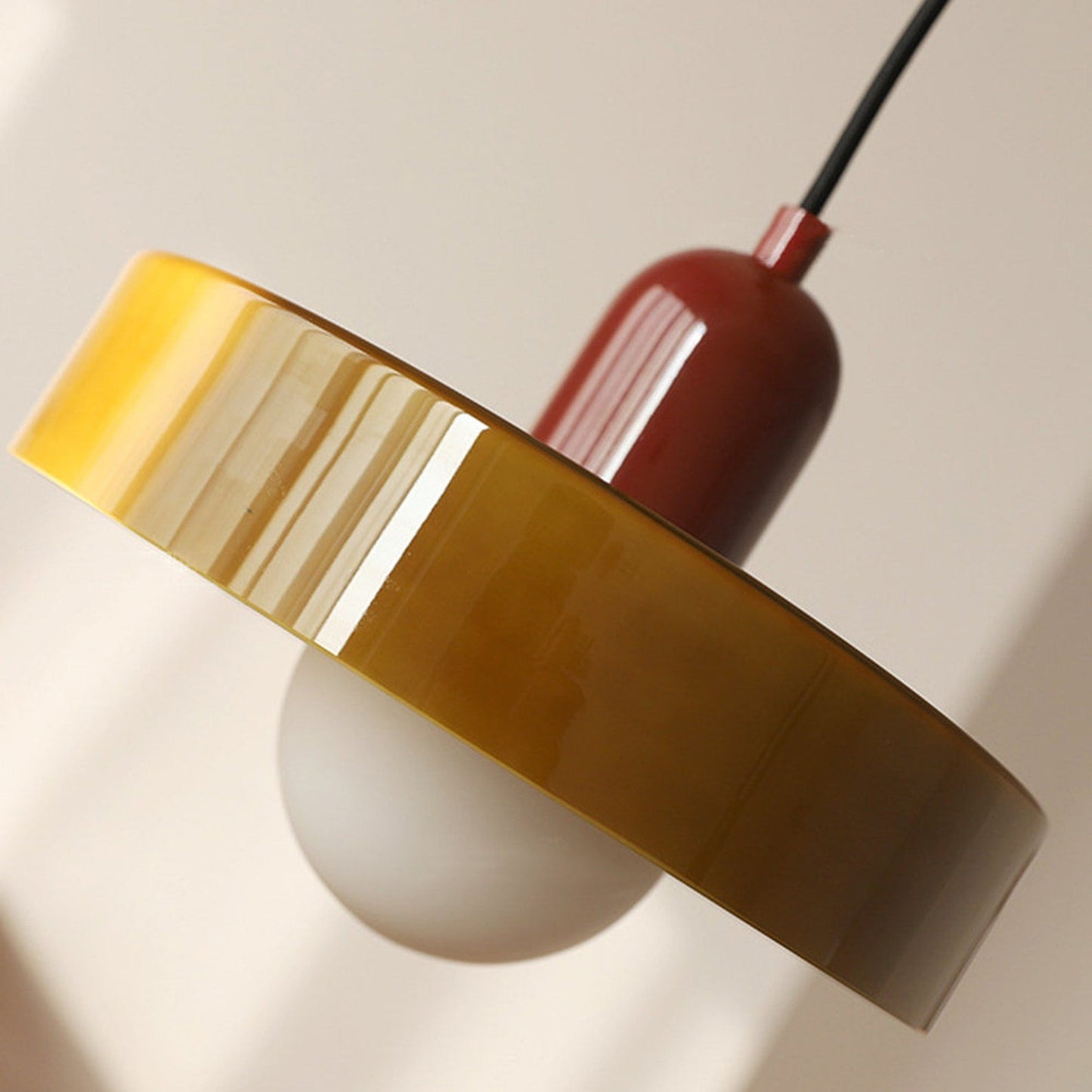 Kleurrijke hanglamp van glas-in-lood met modern design