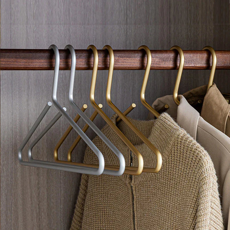 Set of 5 luxury metal hangers in gold/silver - seamless storage solution