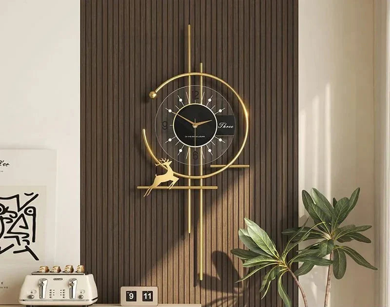 Moderne wandklok met gouden accenten en stijlvol ontwerp