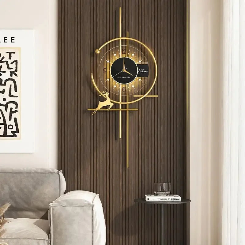 Moderne wandklok met gouden accenten en stijlvol ontwerp