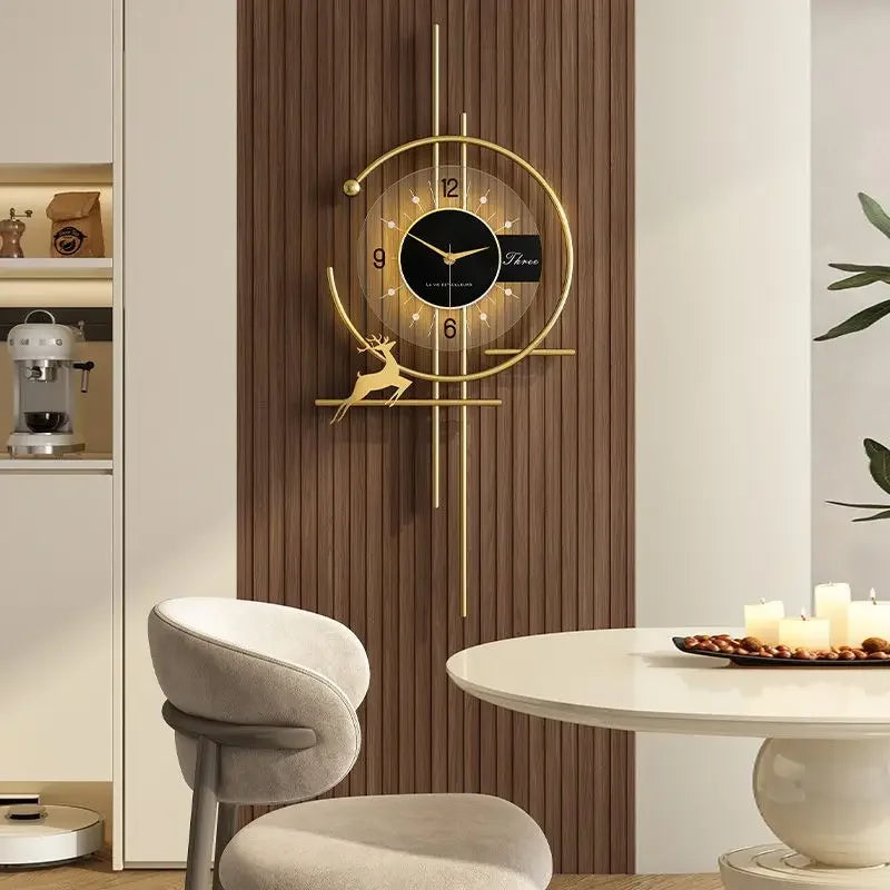 Moderne wandklok met gouden accenten en stijlvol ontwerp