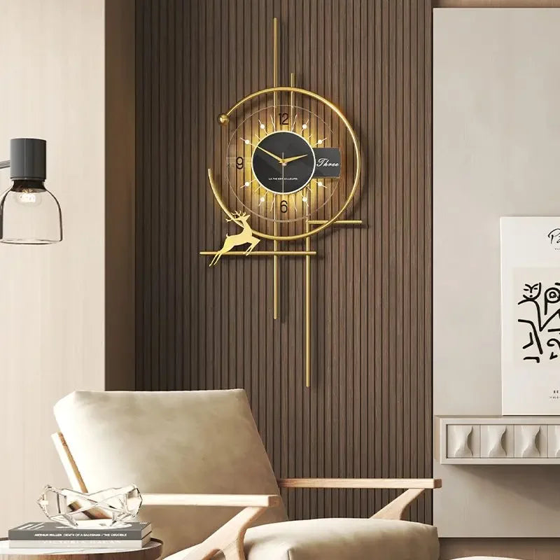Moderne wandklok met gouden accenten en stijlvol ontwerp