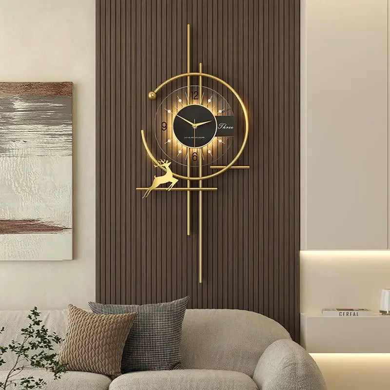 Moderne wandklok met gouden accenten en stijlvol ontwerp