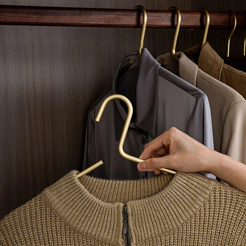 Set of 5 luxury metal hangers in gold/silver - seamless storage solution