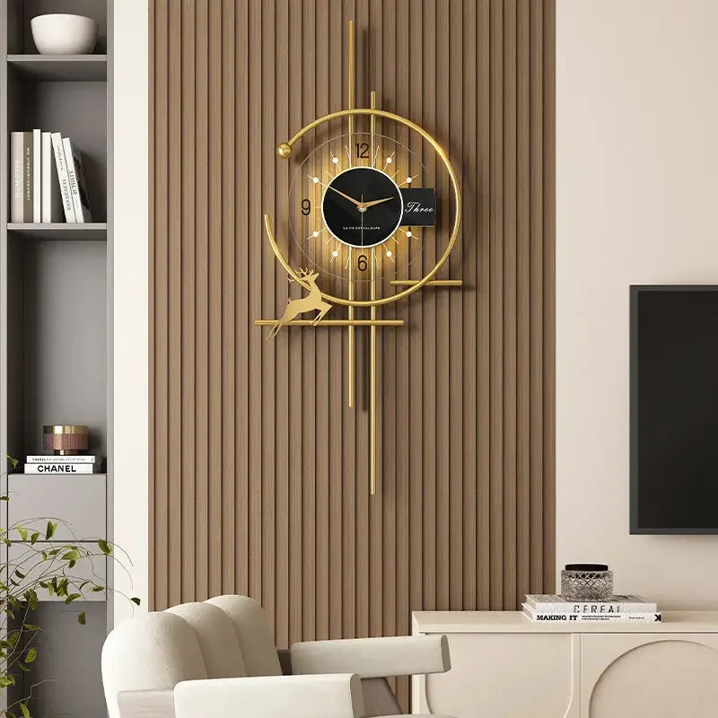 Moderne wandklok met gouden accenten en stijlvol ontwerp
